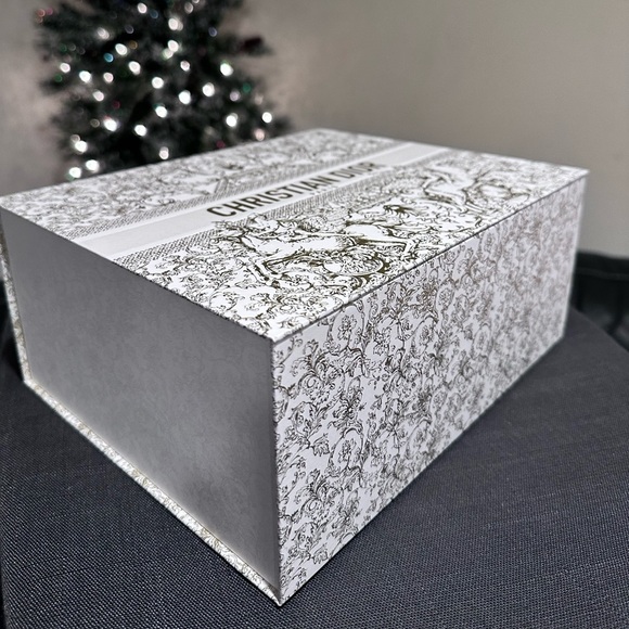 Dior 2023 Christmas Gift Box limited
Set-Box-DustBag-Pillow box 10"×8.5"
×4.5" - Picture 7 of 7